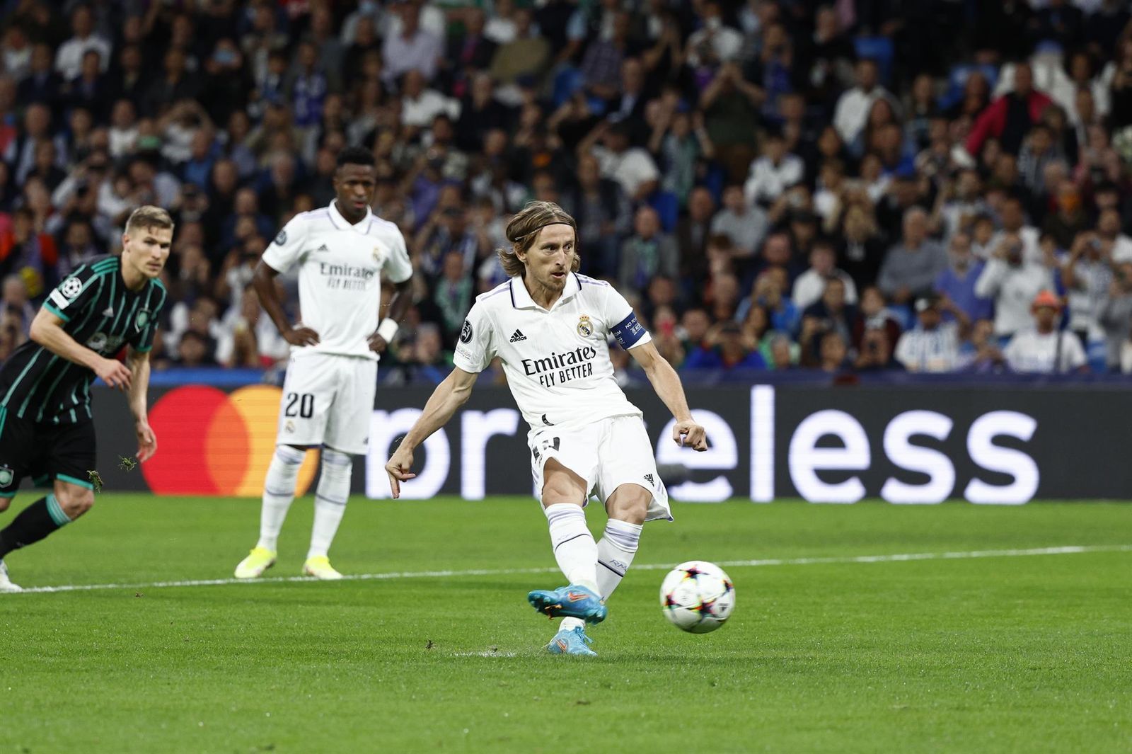 Modric ante el Celtic