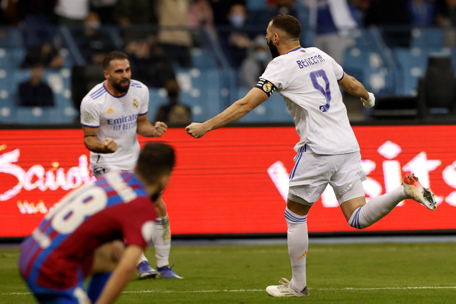Benzema ante el Barcelona