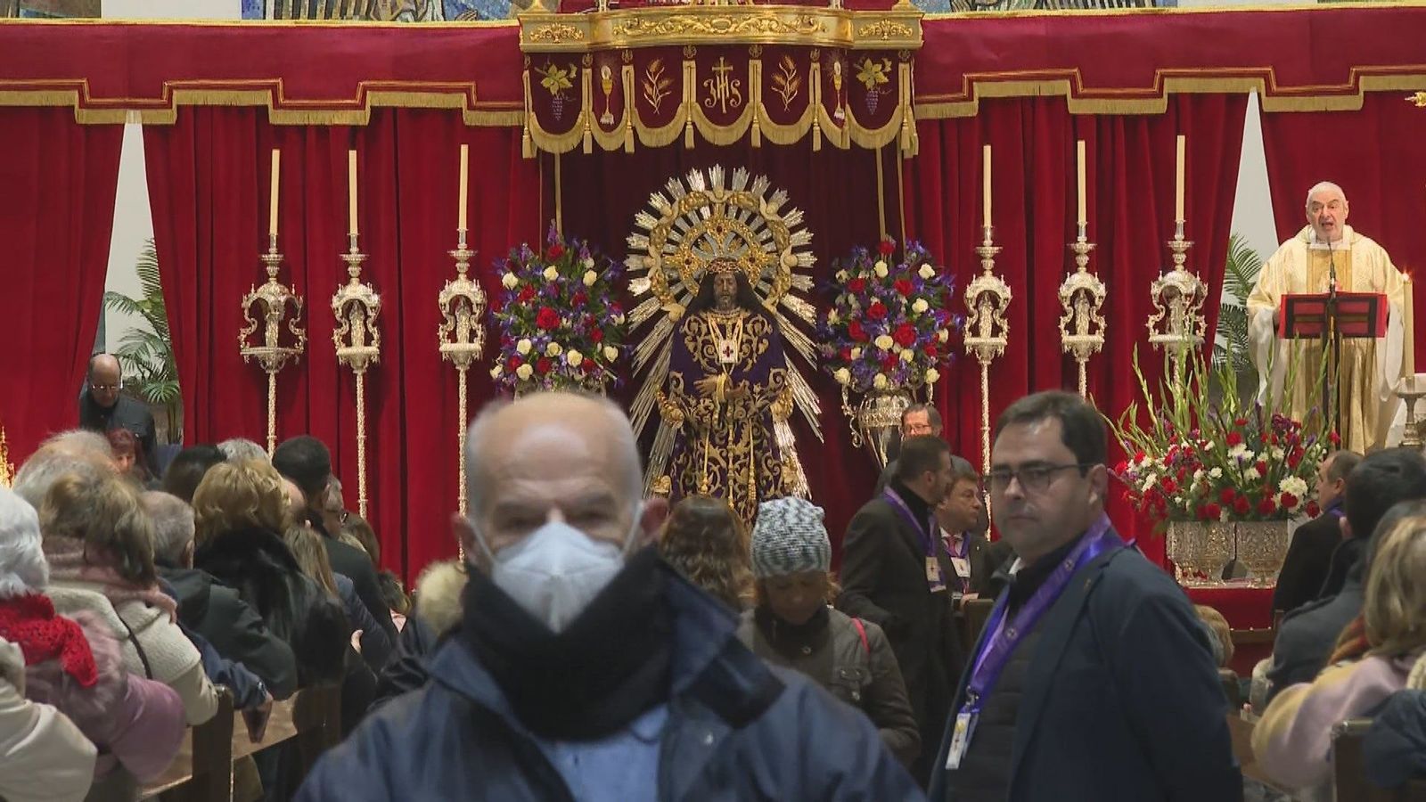 Los madrileños veneran a Jesús de Medinaceli, que recupera el besapié