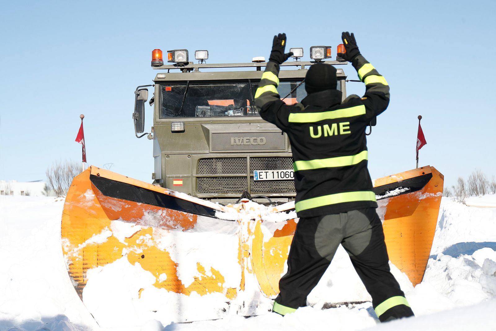 Un militar de la Unidad Militar de Emergencias (UME) da indicaciones durante caminan por una de las carreteras llenas de nieve y hielo tras el paso de la borrasca 'Filomena', en Valdemoro