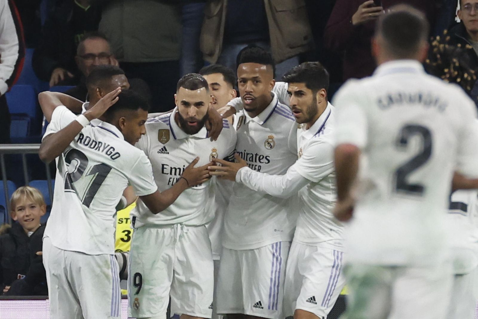 El delantero francés del Real Madrid Karim Benzema  celebra el tercer gol de su equipo durante el partido de la Jornada 21 de LaLiga Santander ente el Elche