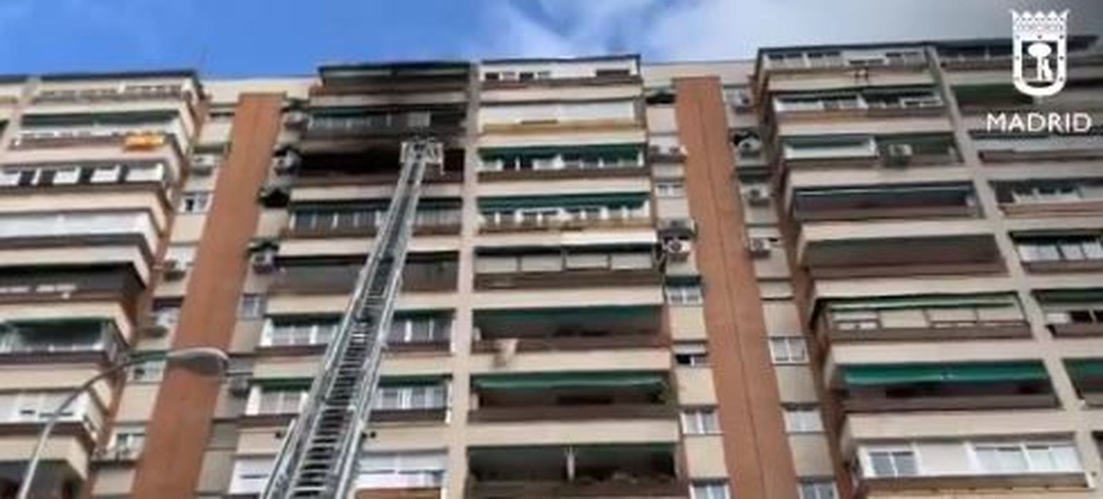Cuatro intoxicados leves durante un incendio en un edificio de  12 plantas