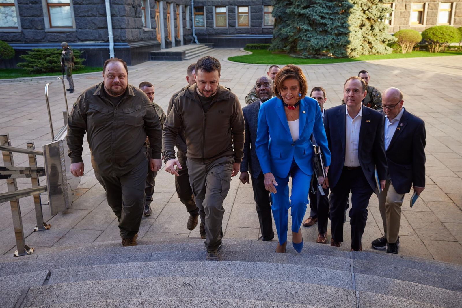 ).- La presidenta de la Cámara de Representantes de Estados Unidos, Nancy Pelosi, se ha reunido con el presidente de Ucrania, Volodímir Zelenski
