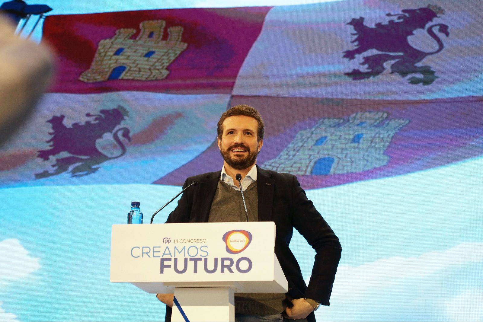 Casado niega que el PP sea negacionista: "Sí a España y al PP. Todos a ganar"