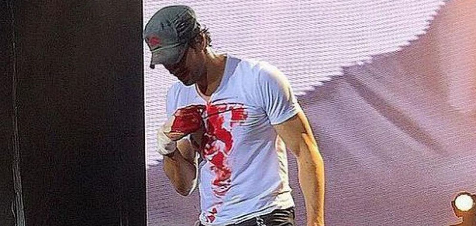 Enrique Iglesias será operado de la mano en la que sufrió cortes con un dron