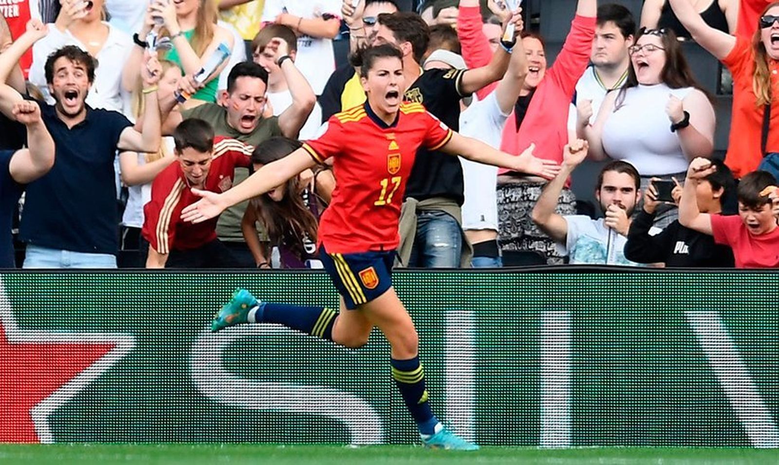 Lucía García celebrando el tercer gol
