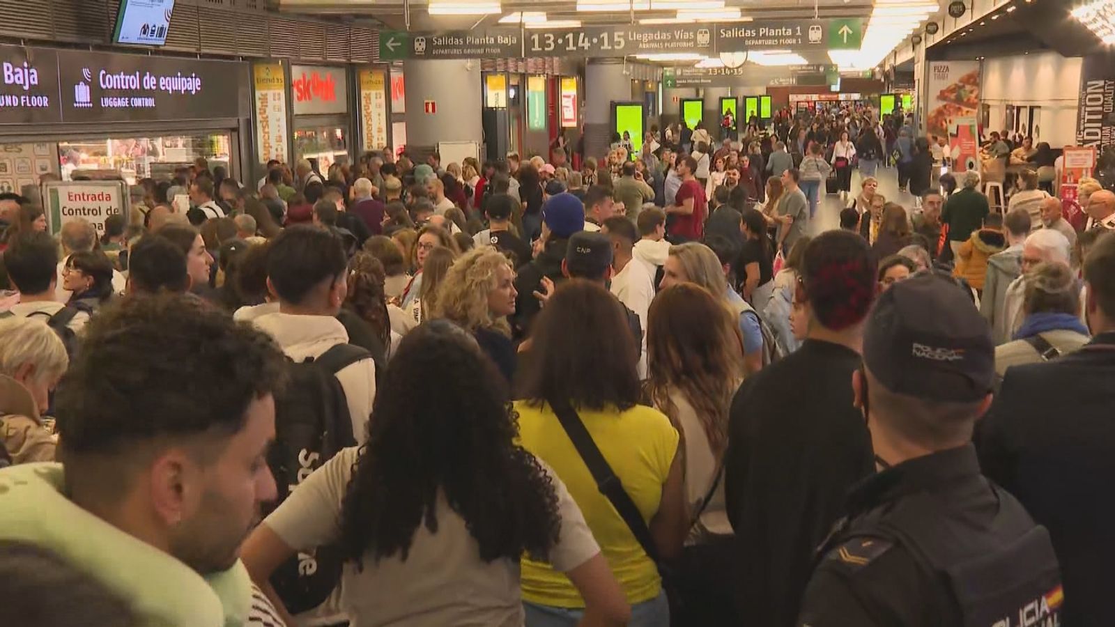 Caos en Atocha por el descarrilamiento de un tren AVE