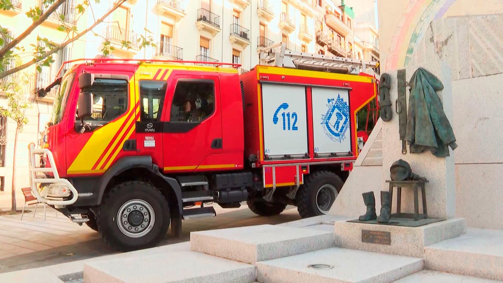 Madrid honra a sus bomberos con una escultura en la plaza del Carmen