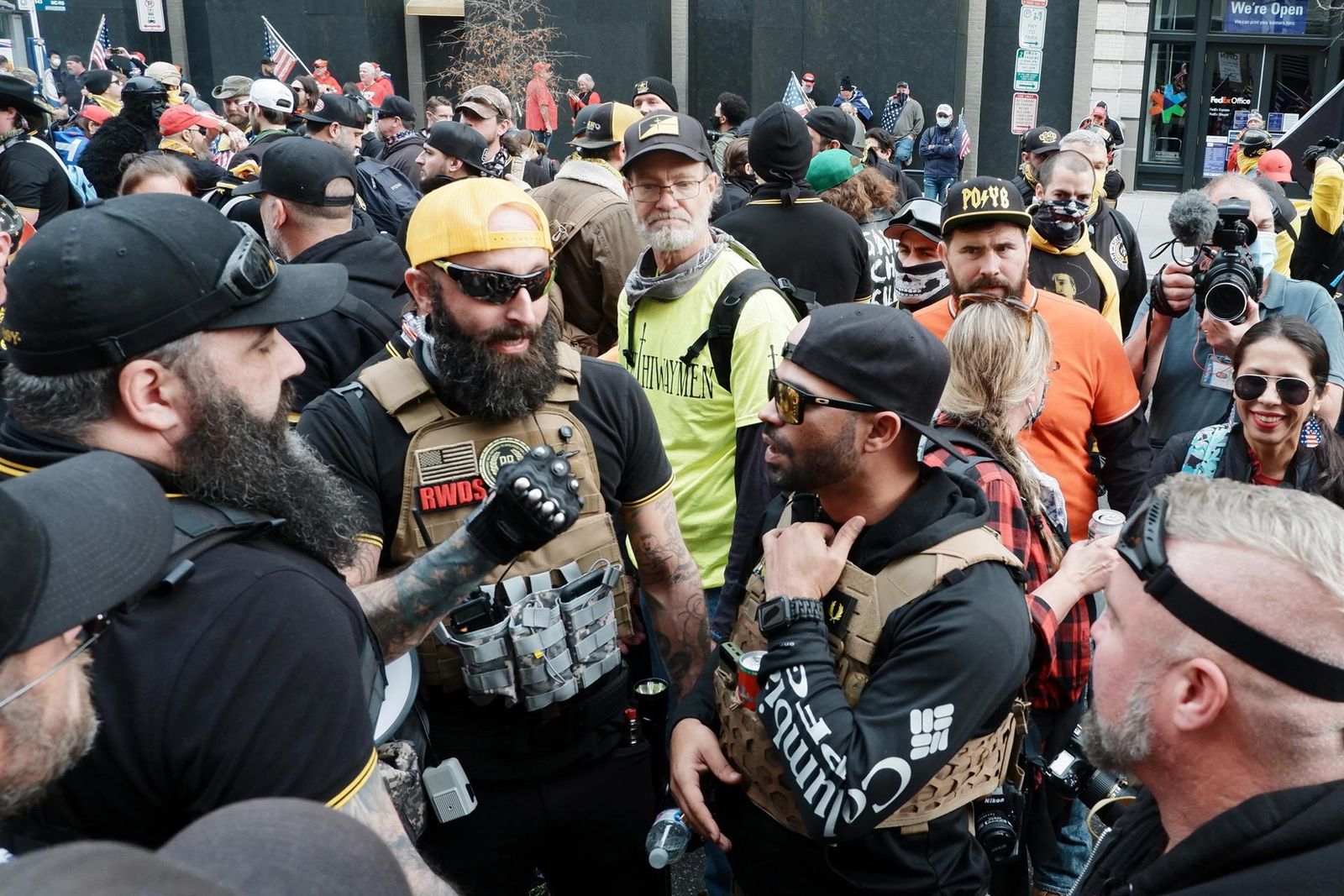 Enrique Tarrio, con gorra amarilla, líder del grupo ultraderechista 'Proud Boys'
