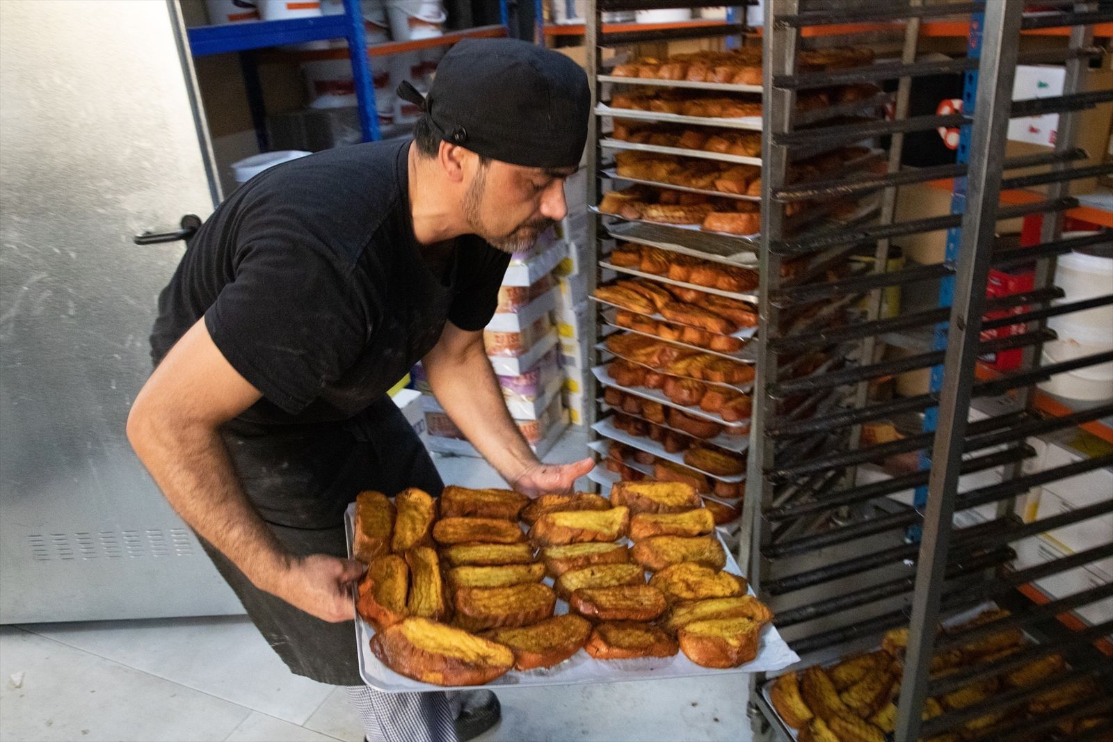 Elaboración de torrijas en una pastelería de Madrid