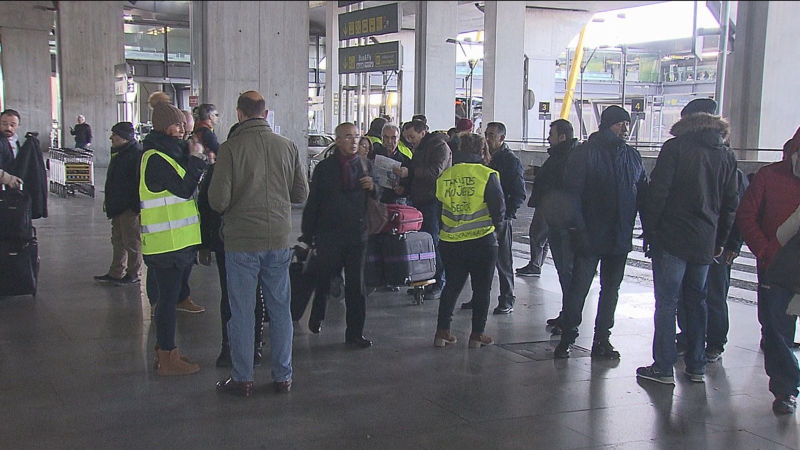 Enfados, problemas y desesperación entre los viajeros en Barajas por la huelga de taxis