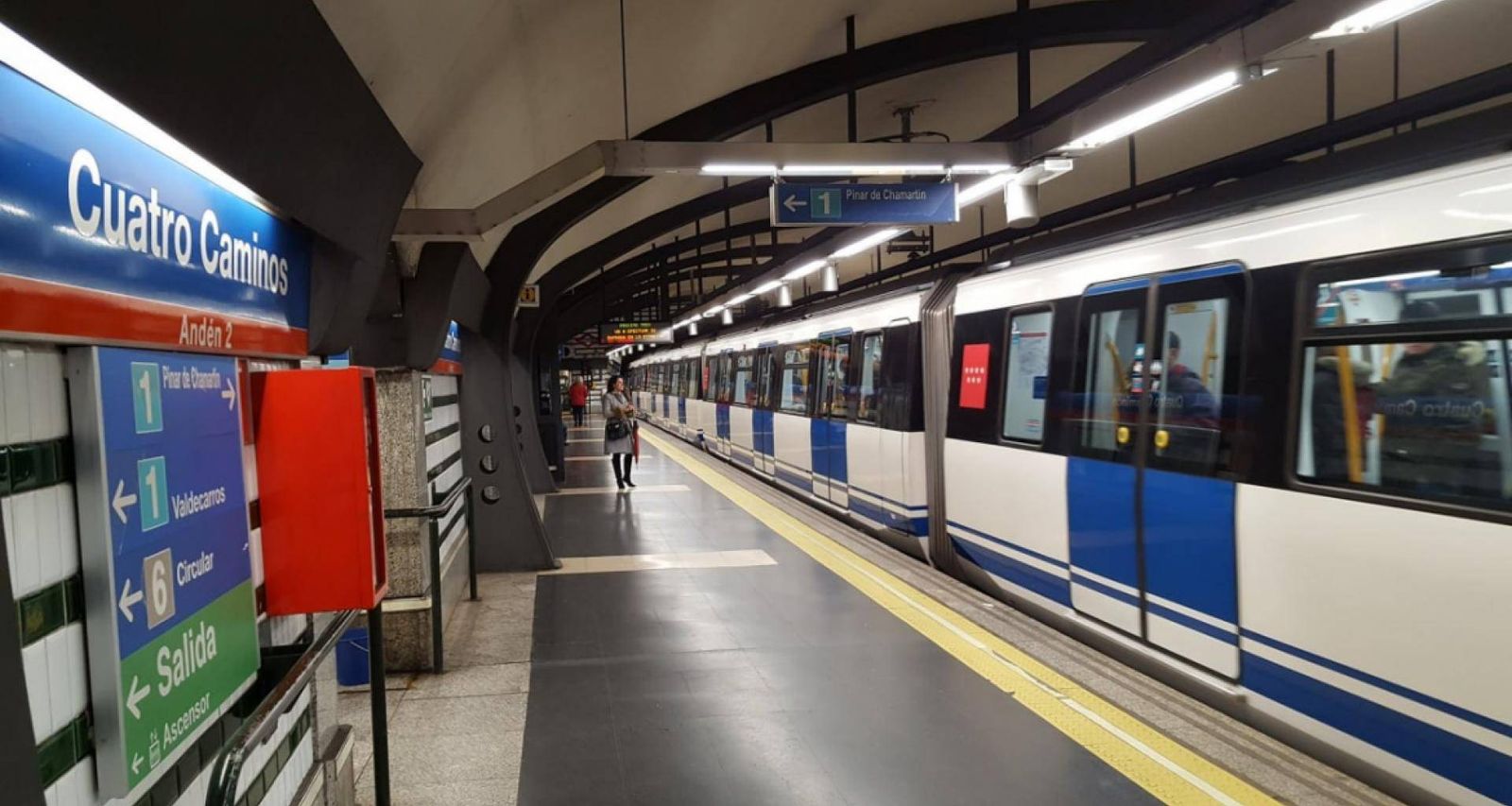 Estación de Cuatro Caminos con un convoy parado en el andén