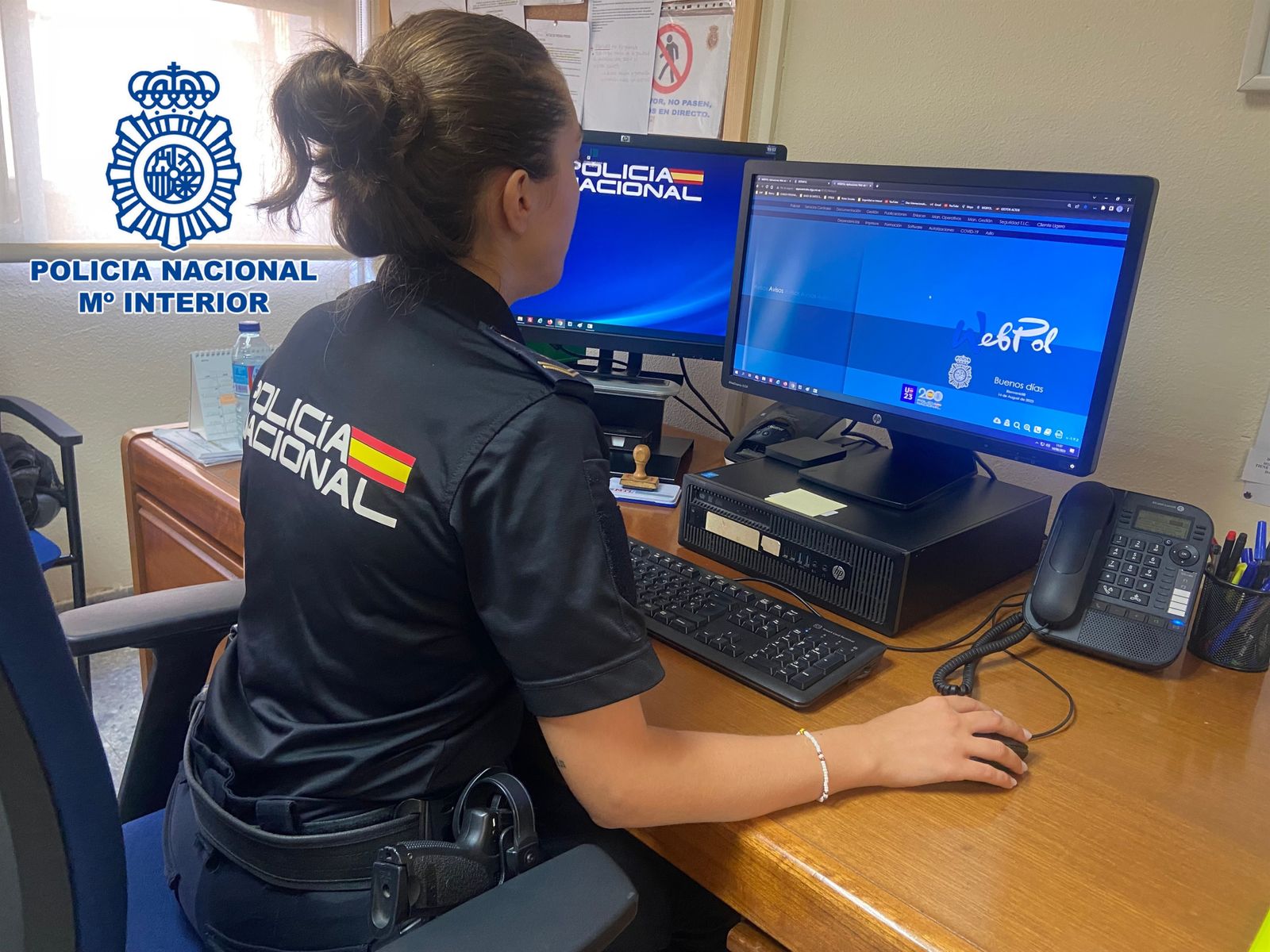 Imagen de una agente de la Policía Nacional