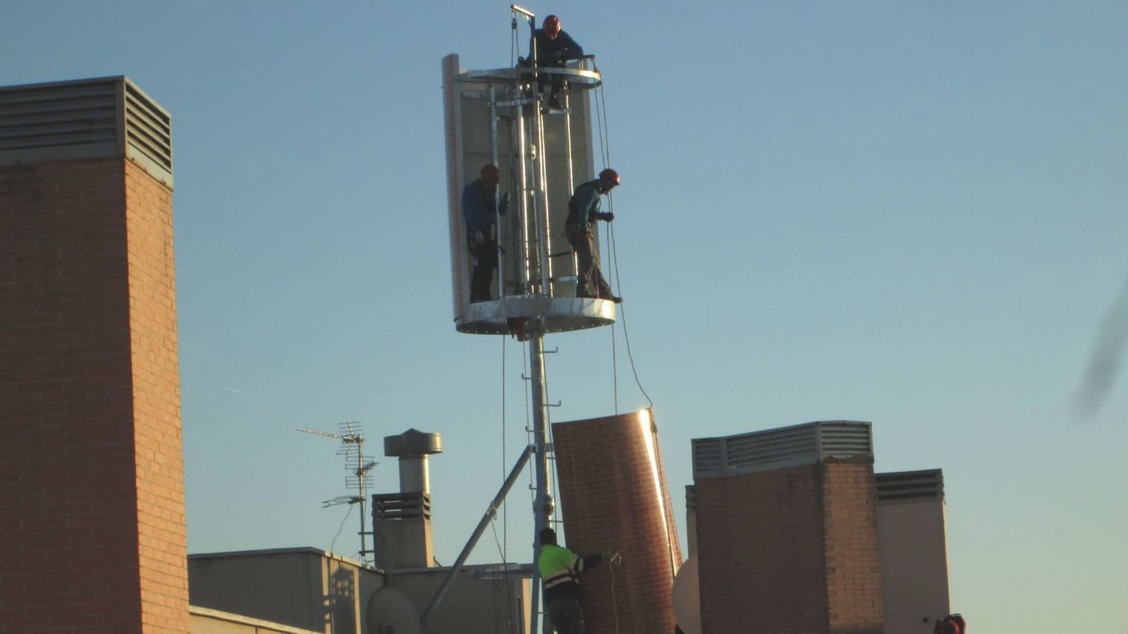Instalación de una  antena de telefonía en la cubierta de un edificio