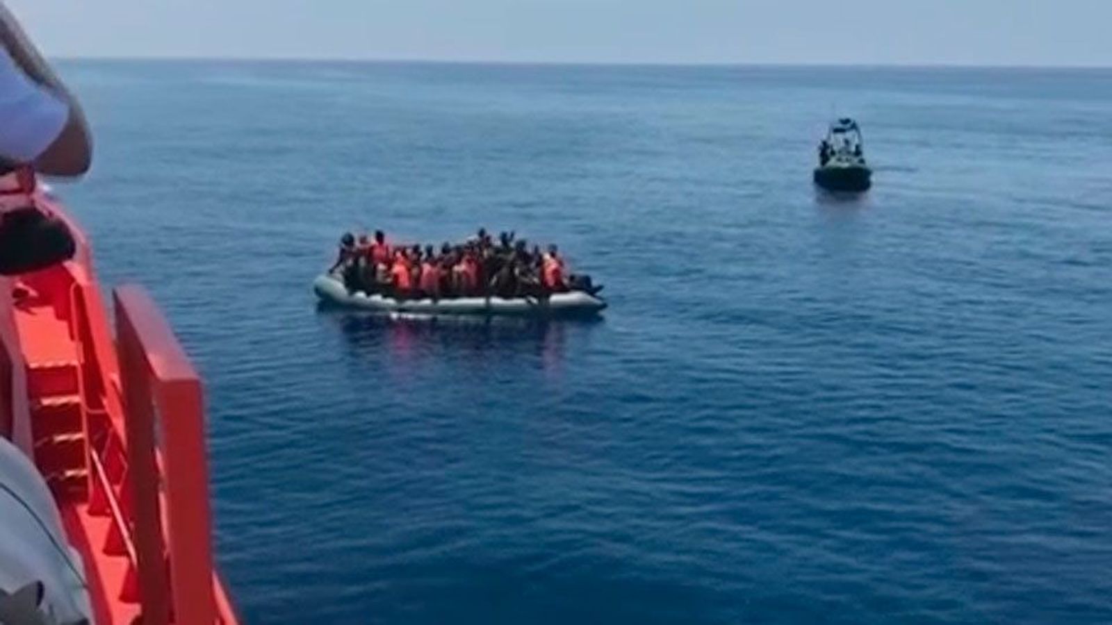 Rescatados 42 inmigrantes en el Estrecho mientras se busca otra patera