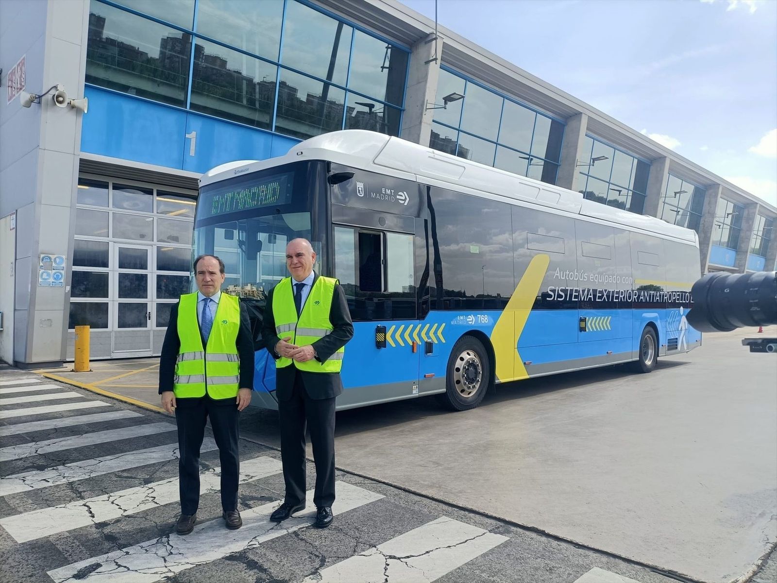 Madrid estrena el primer autobús 'antiatropello': así funciona el sistema que alerta a peatones y conductores