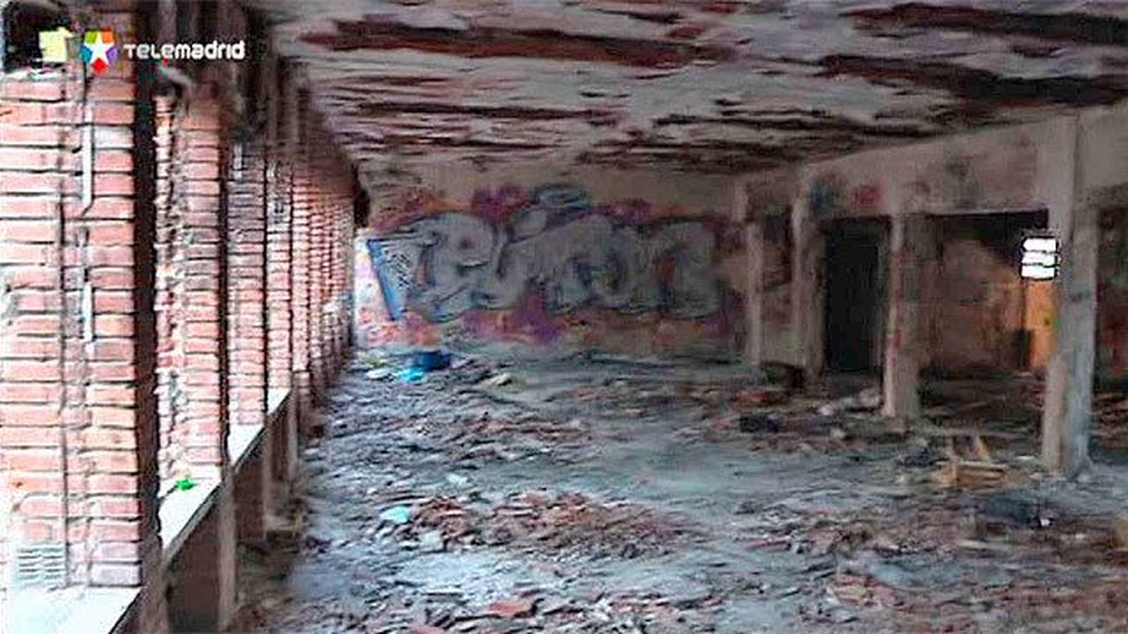 Basura y ratas junto a una escuela infantil de San Blas