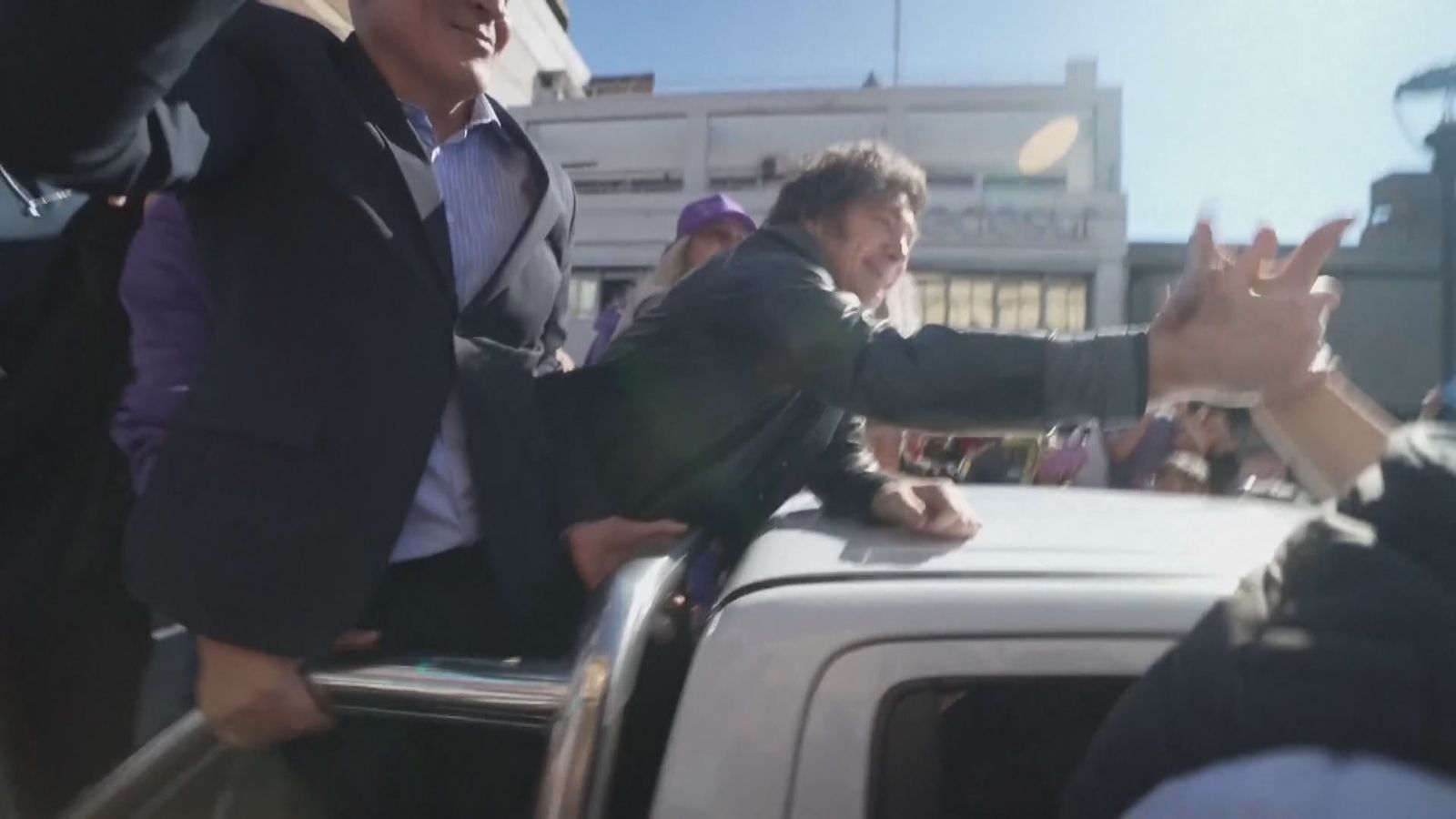 Increpan a Milei en una caravana electoral