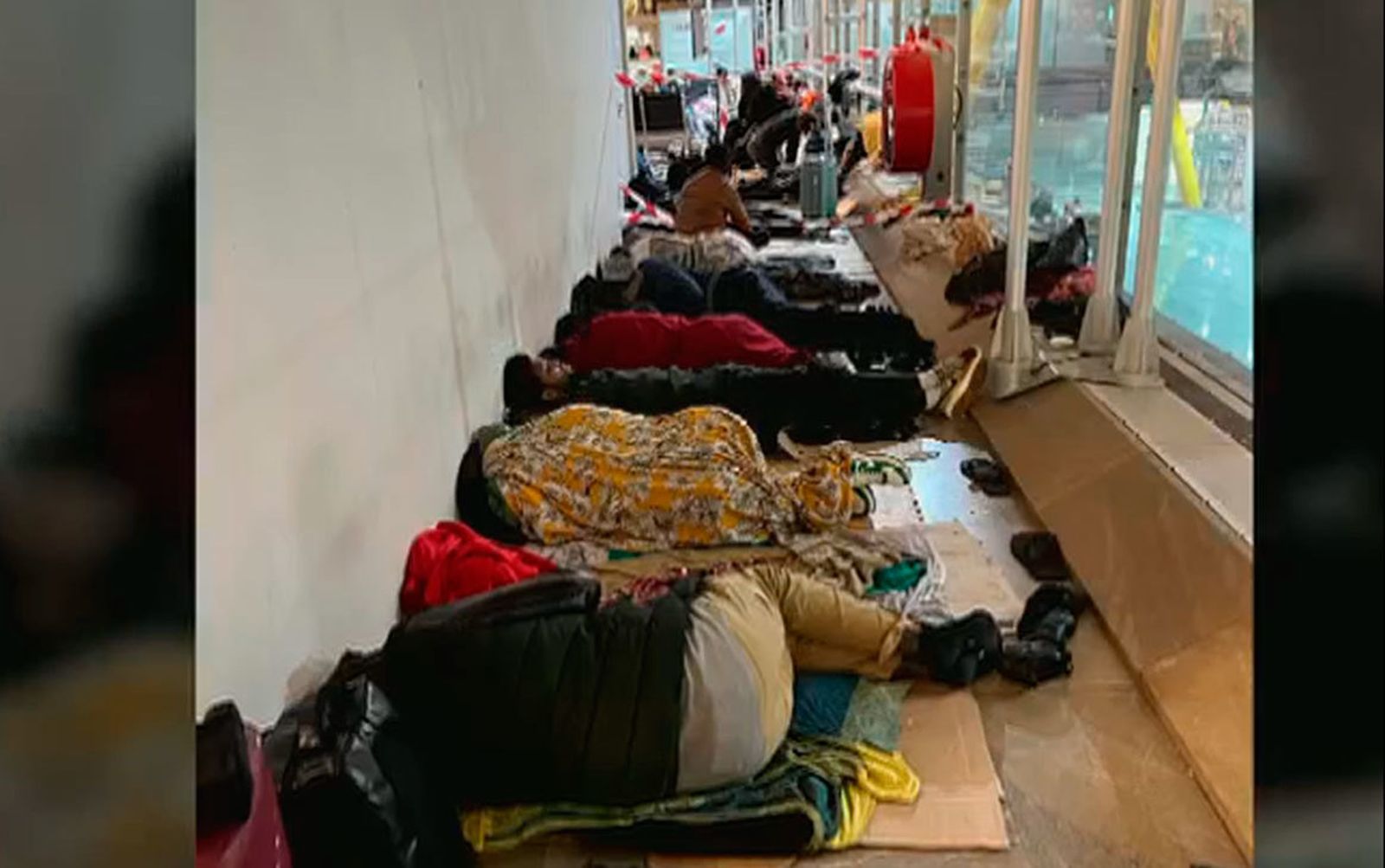 El Defensor del Pueblo pide a Migraciones, Interior y AENA  que respeten los derechos en las salas de asilo de Barajas
