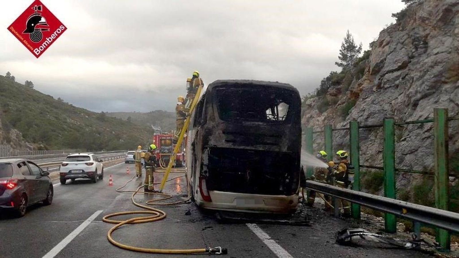 Sin heridos en incendio de autobús con jugadores de balonmano de 12 a 16 años