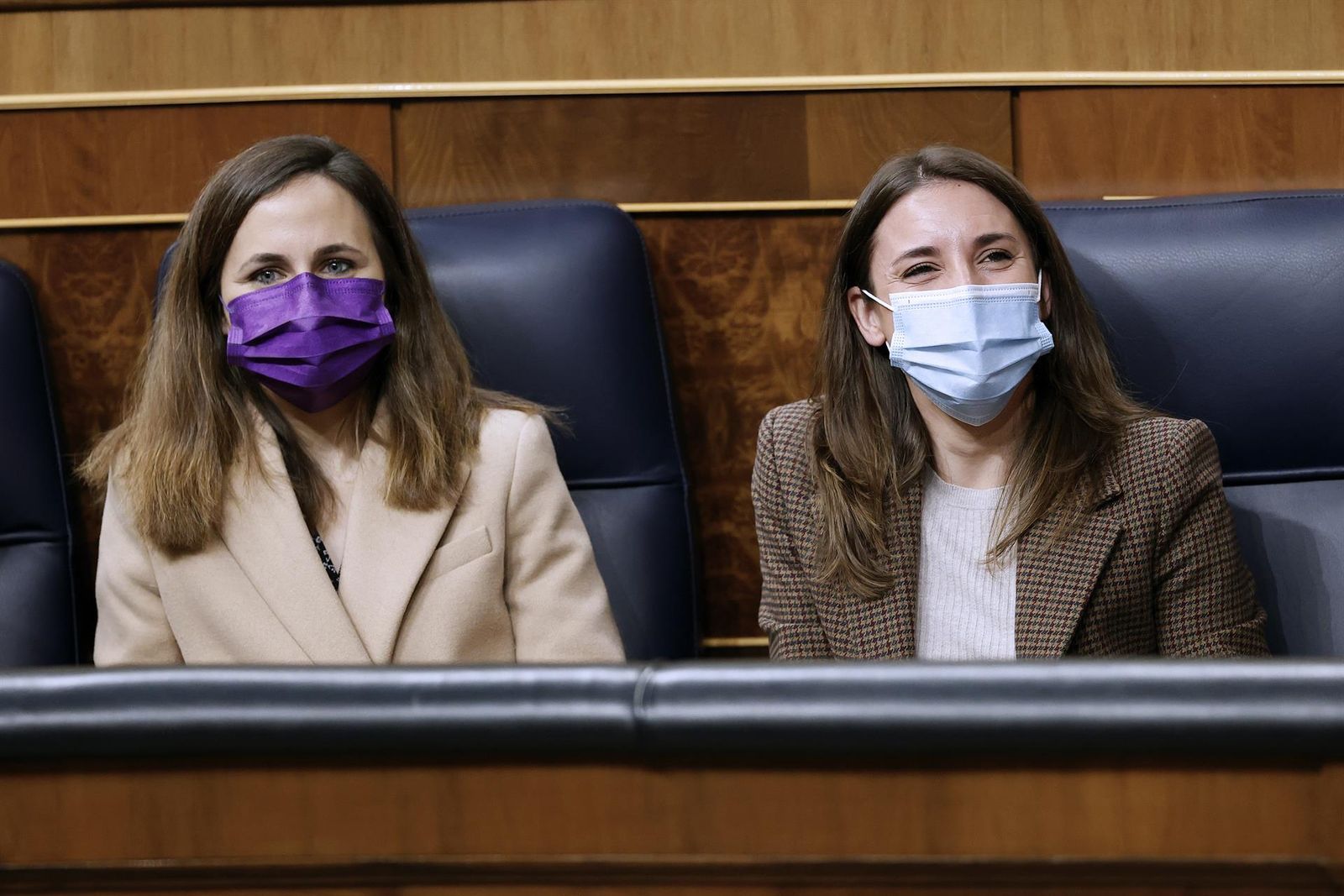 La ministra Ione Belarra junto a la ministra Irene Montero en el Congreso de los Diputados