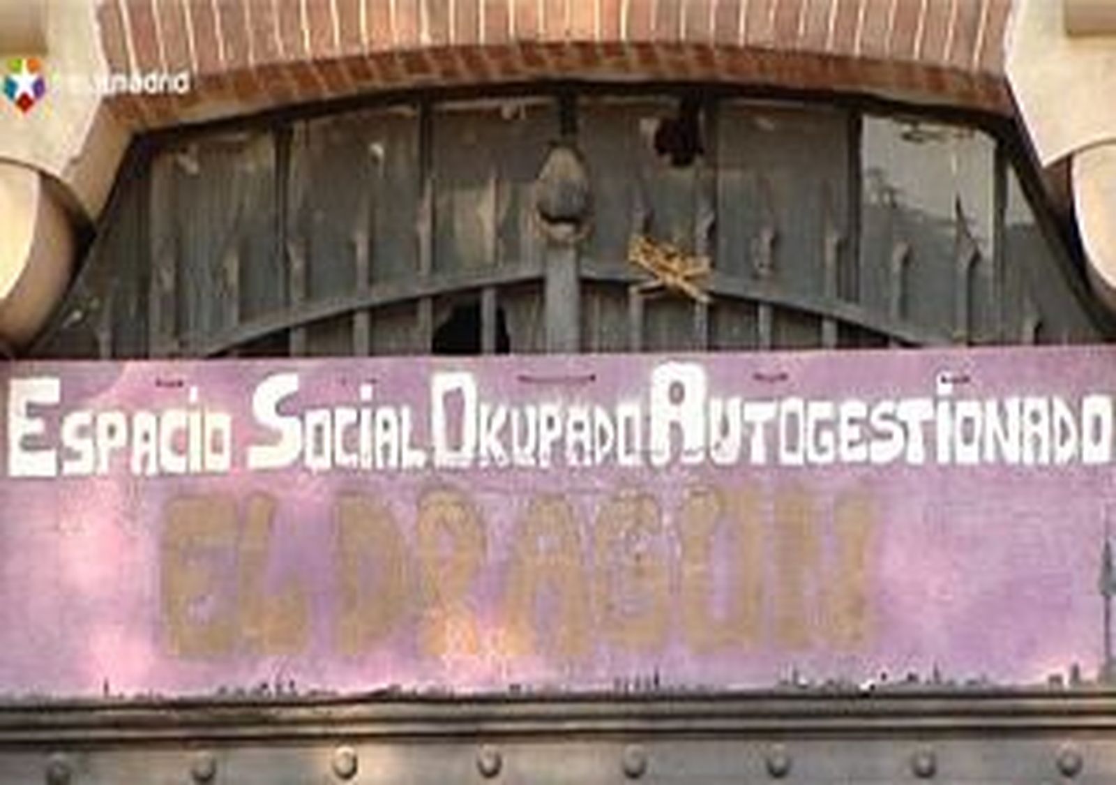 Los okupas llevan cinco años  en uno de edificios del cementerio de la Almudena
