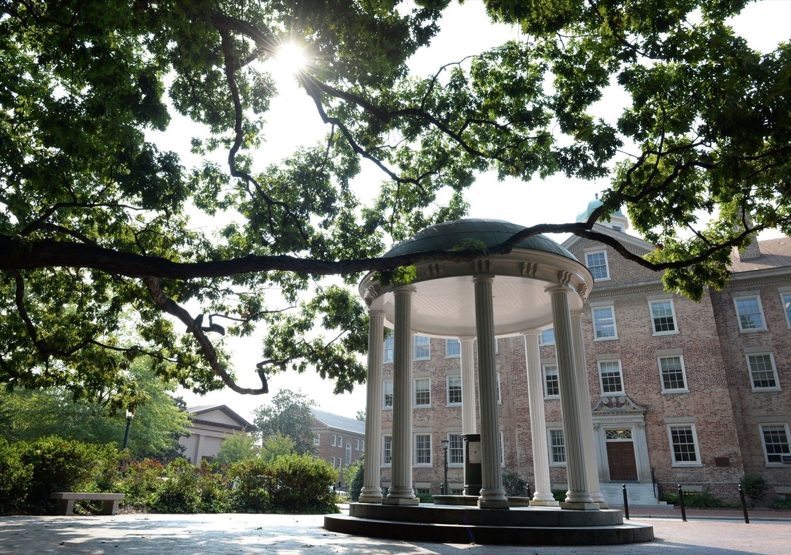 Muere un trabajador de la Universidad de Carolina del Norte en un tiroteo en el campus