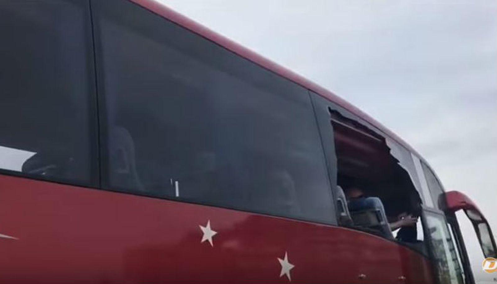Apedreado un autobús de aficionados sevillistas cuando se dirigía al estadio