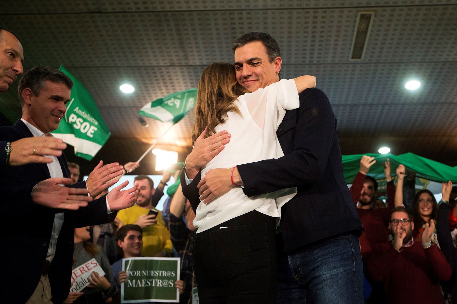 La candidata a la reelección de la Presidencia de la Junta, Susana Díaz, y el presidente del Gobierno y secretario general del PSOE, Pedro Sánchez, se saludan al finalizar un acto público en Marbella. (EFE)