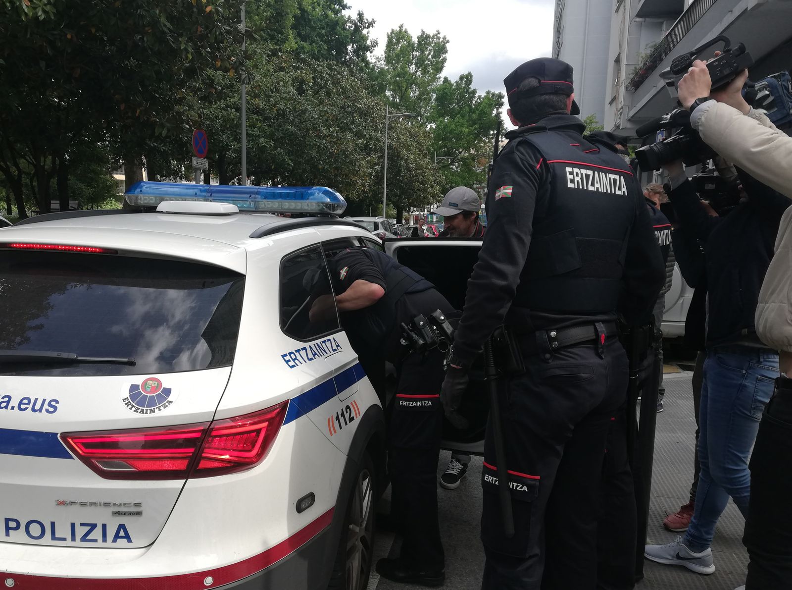 La Ertzaintza escolta al detenido por los crímenes de Bilbao