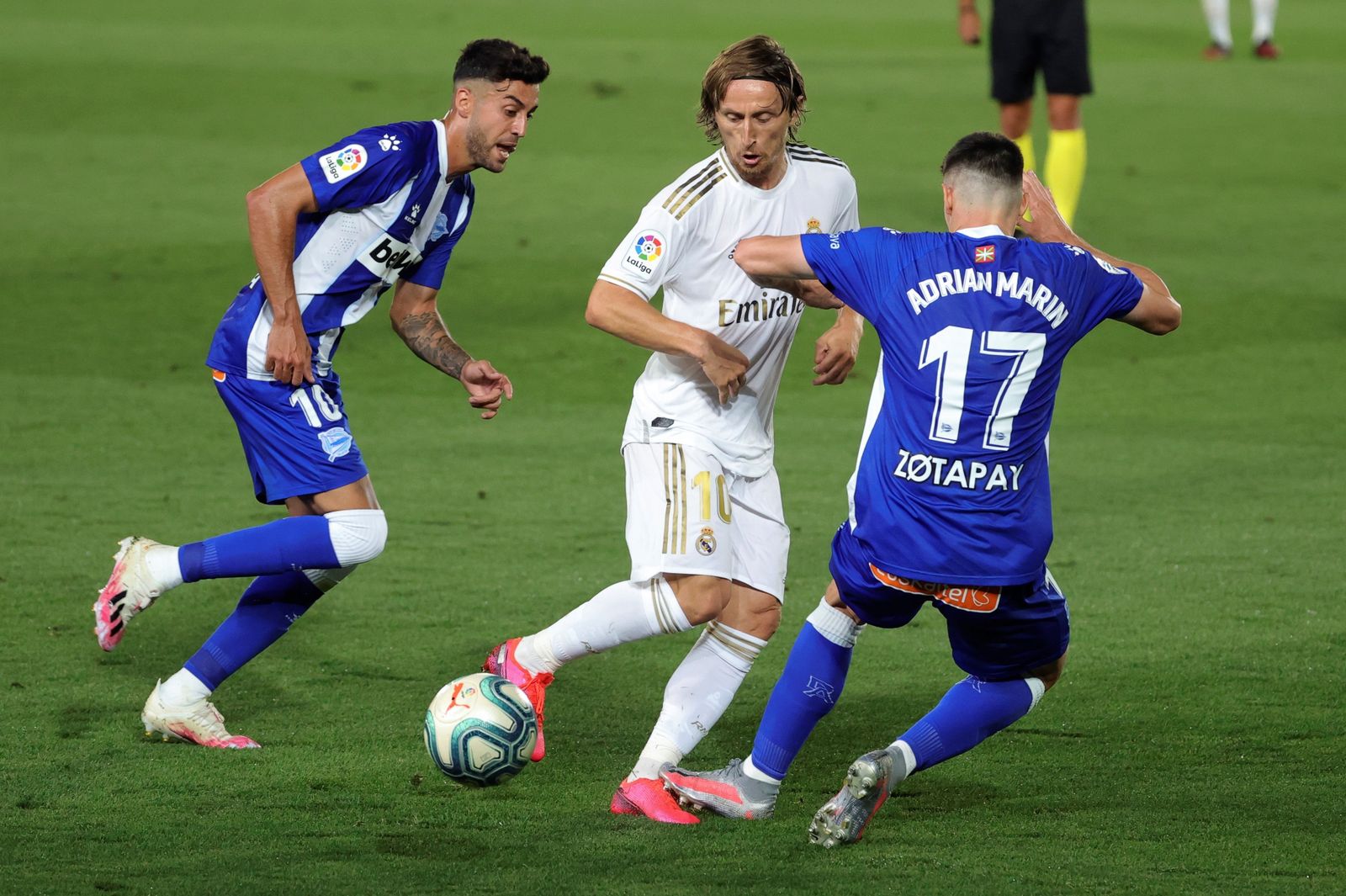 Modric ante el Alavés