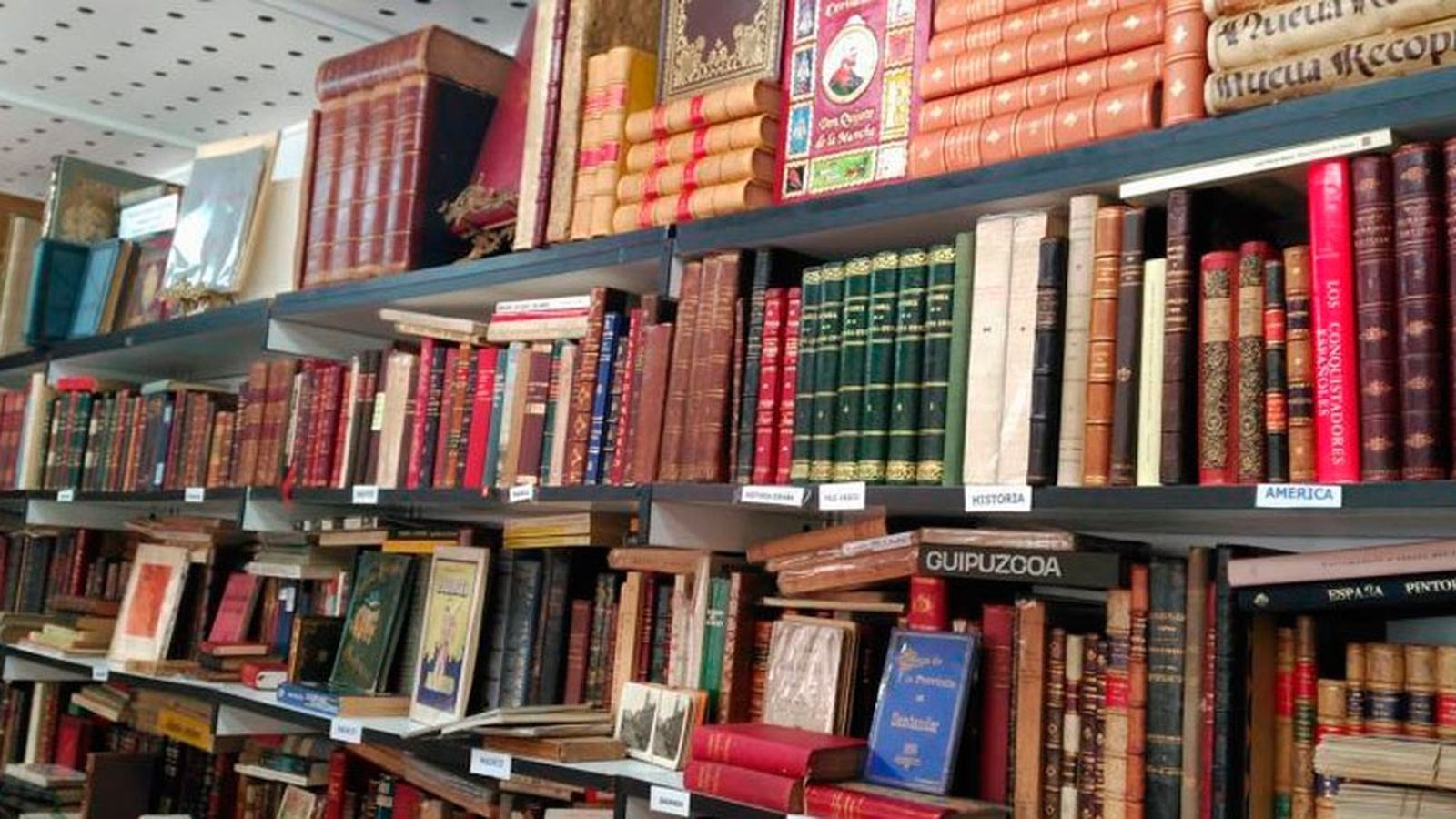 Interior de una de las casetas de la Feria del Libro Antiguo y de Ocasión