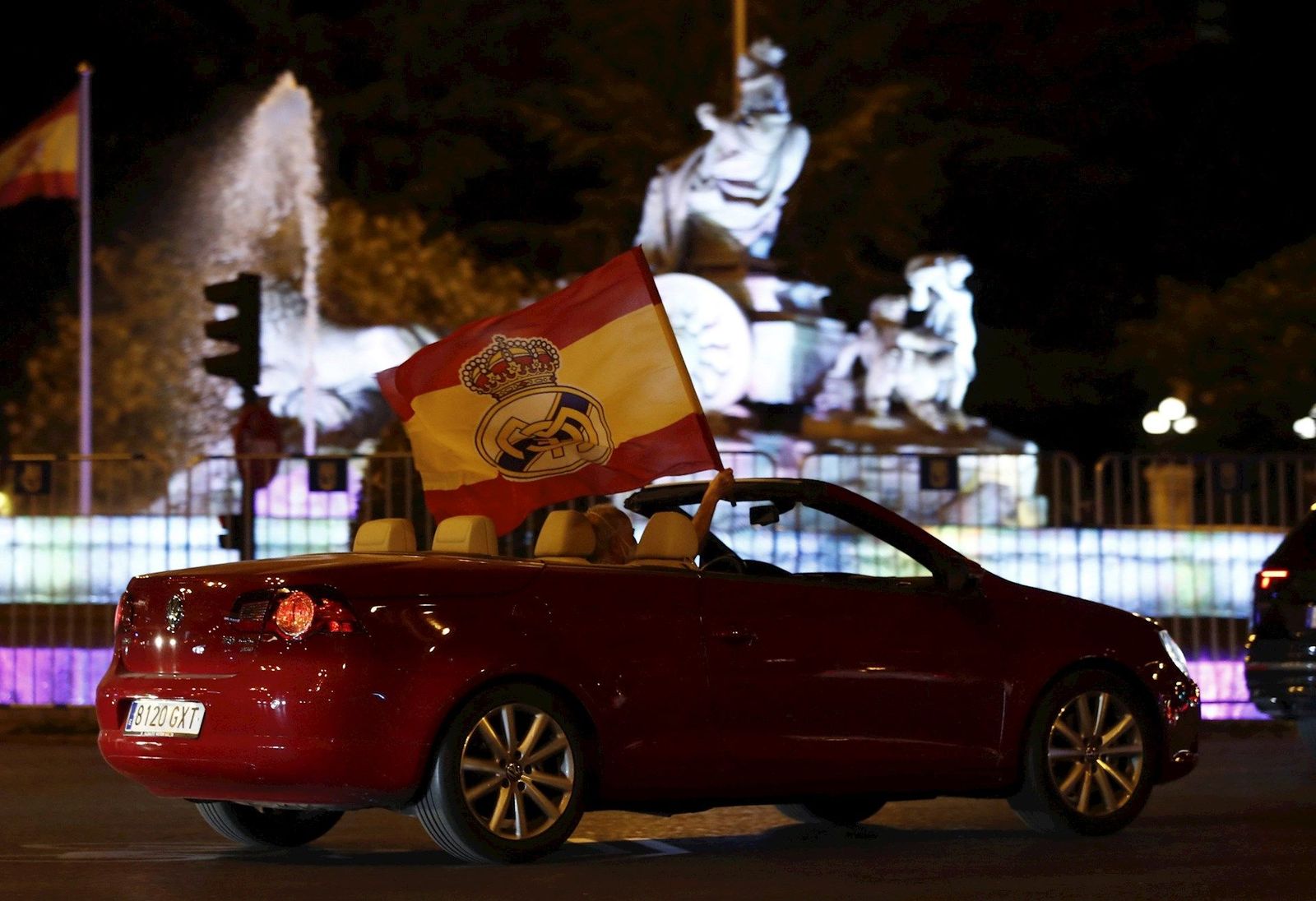 Ejemplar celebración de LaLiga de los madridistas en la Plaza de Cibeles desde sus coches