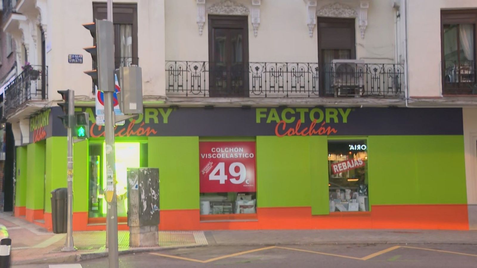 "La tienda es horrorosa"... Polémica por las llamativas fachadas de Factory Colchón en Madrid