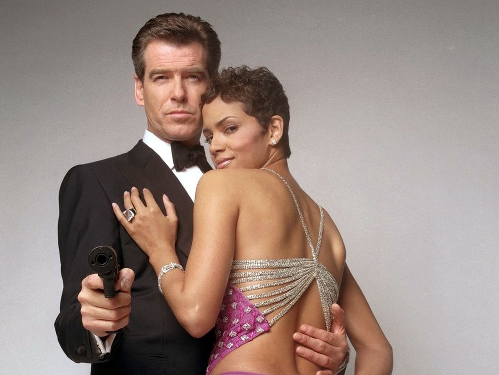 Pierce Brosnan y Halle Berry