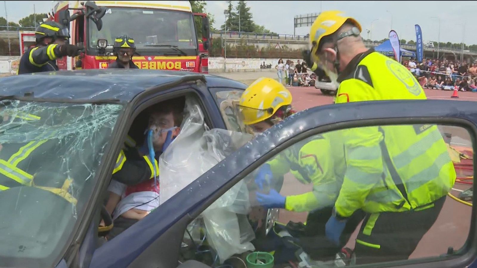 Alumnos del IES Pío Baroja de Madrid participan en un simulacro de accidente de tráfico