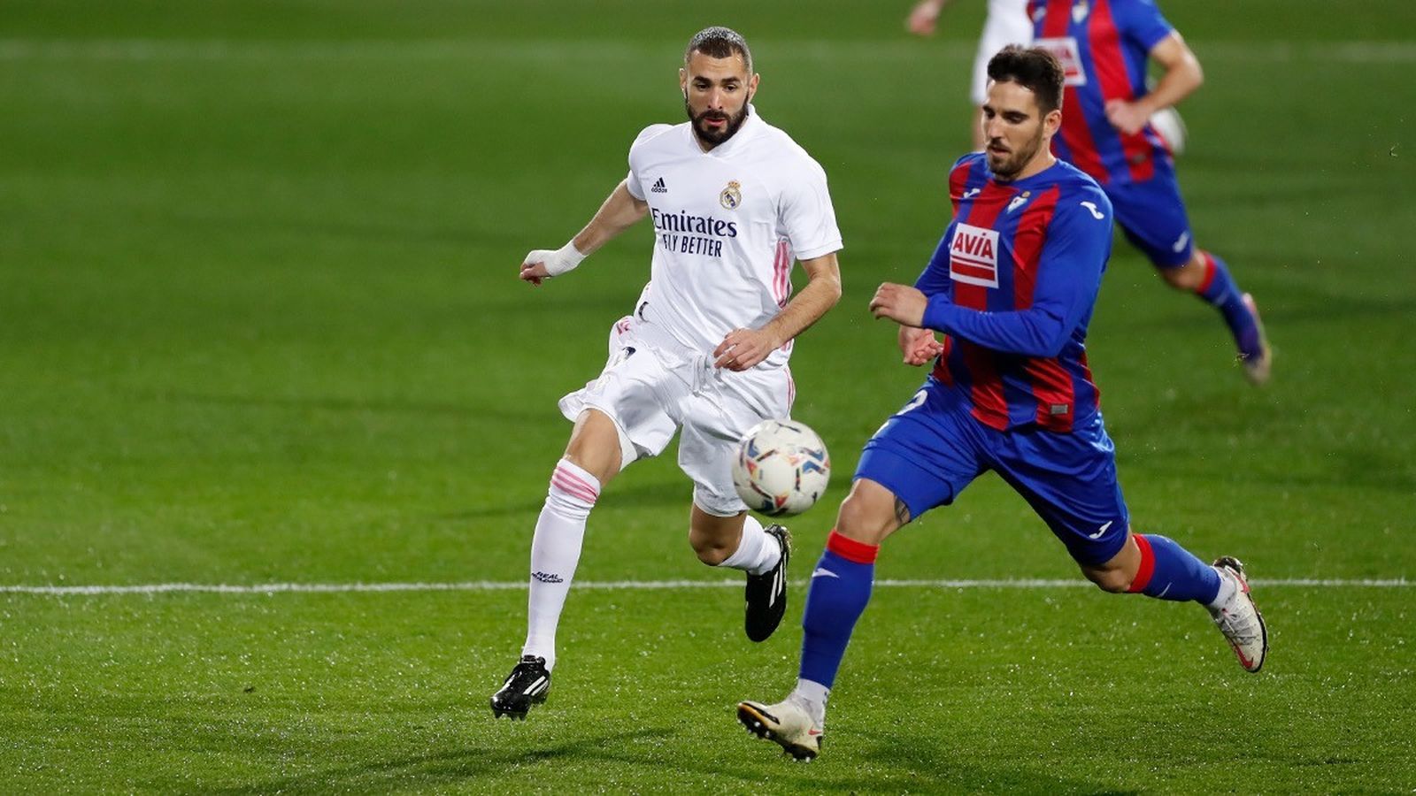 Benzema ante el Eibar