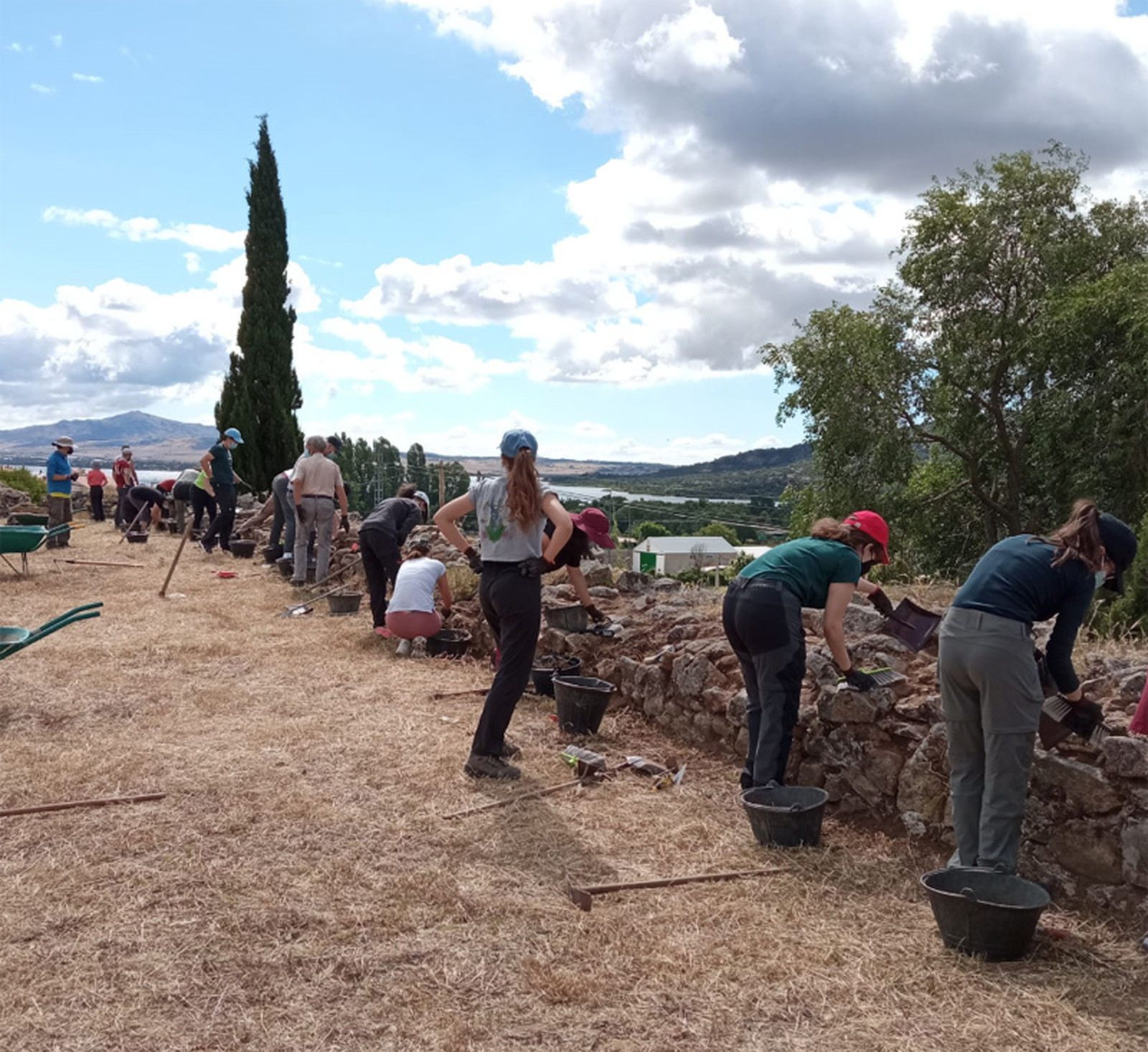 Trabajos iniciales sobre uno de los muros del 'Castillo Viejo' de Manzanares El Real