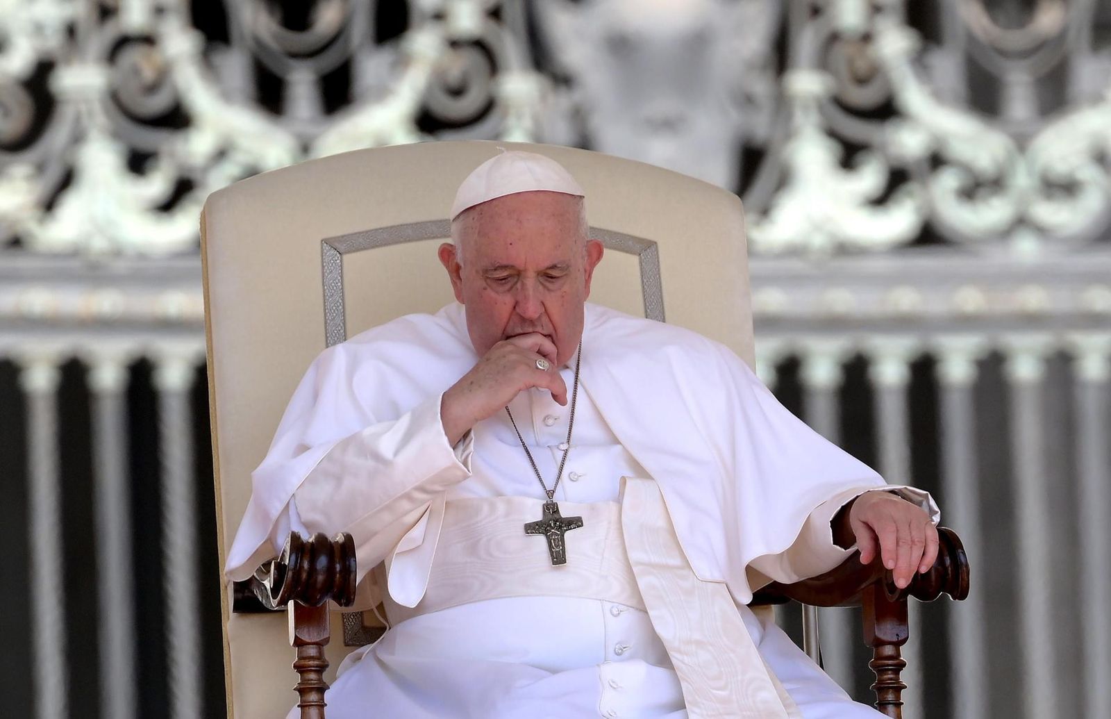 El papa pasó bien la noche tras su operación por una hernia abdominal