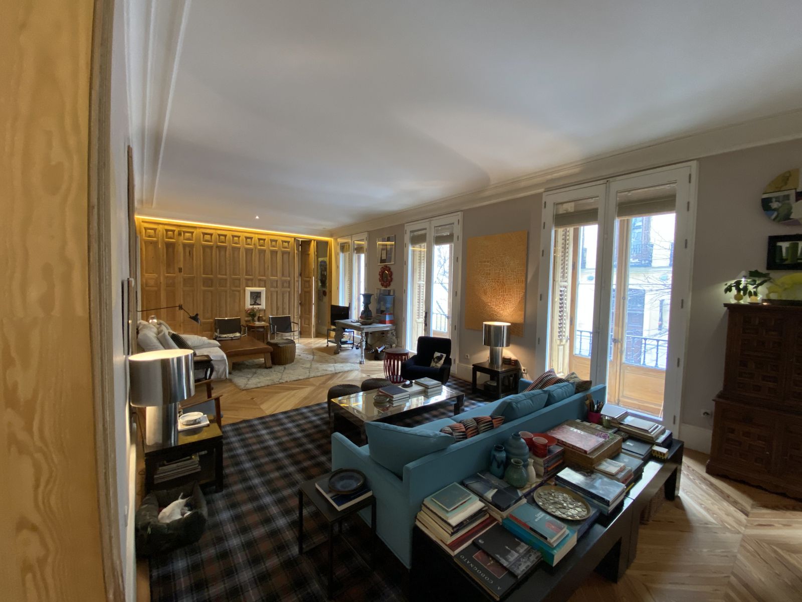 Este es el espectacular salón de esta vivienda, que tiene más de 200 años de antigüedad. Su propietario es un diseñador de interiores.