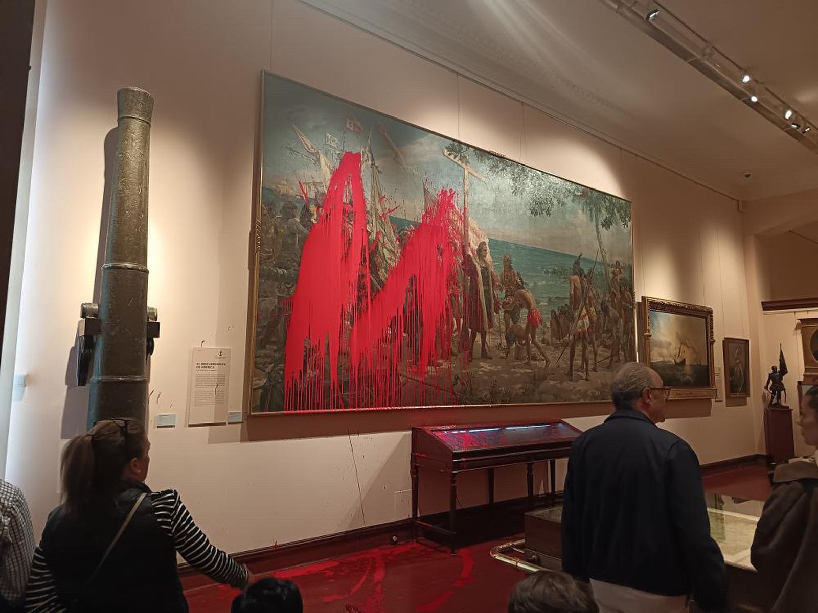 Cuadro de Colón en el Museo Naval de Madrid atacado con pintura