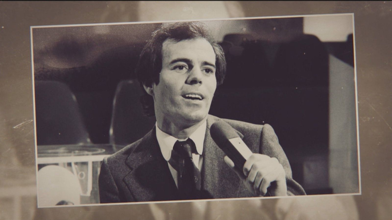 Los inicios de Julio Iglesias: de chico tímido y futbolista a buscar el amor de Gwendolyne