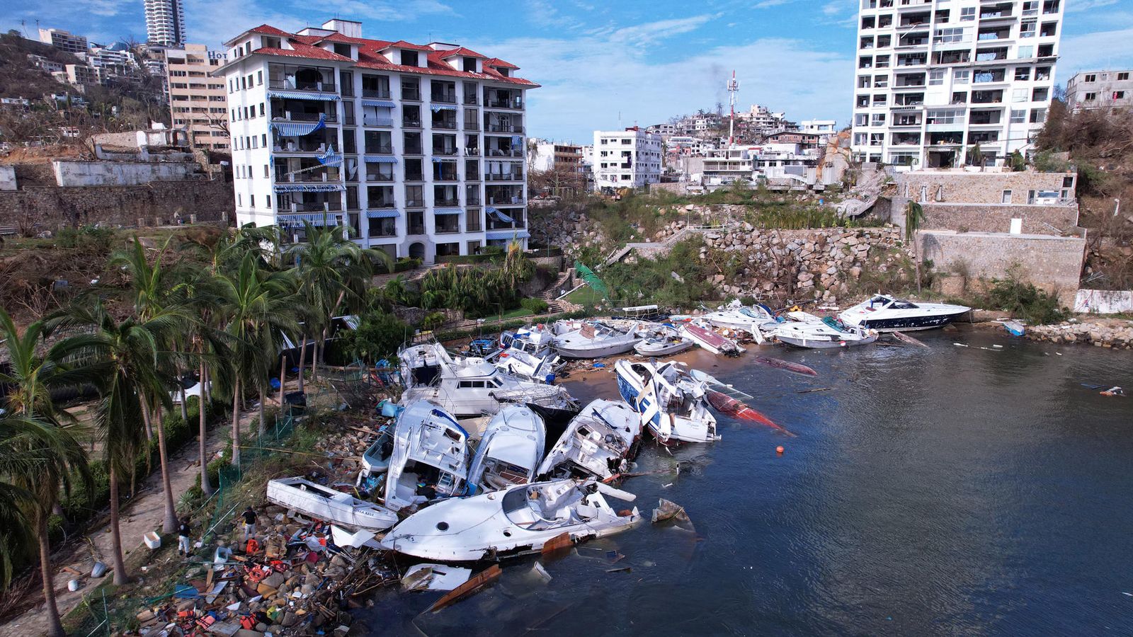México eleva a 39 el número de muertos por el impacto del huracán Otis en Acapulco