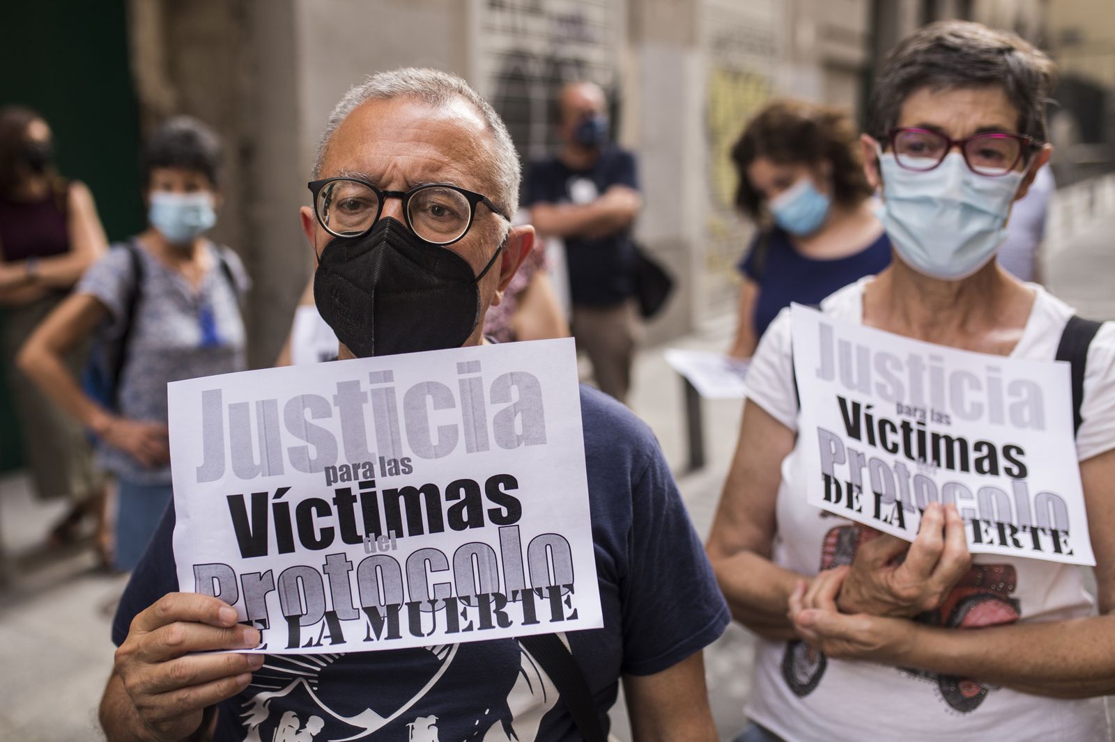 Participantes en una manifestación por la gestión de los geriátricos durante la pandemia