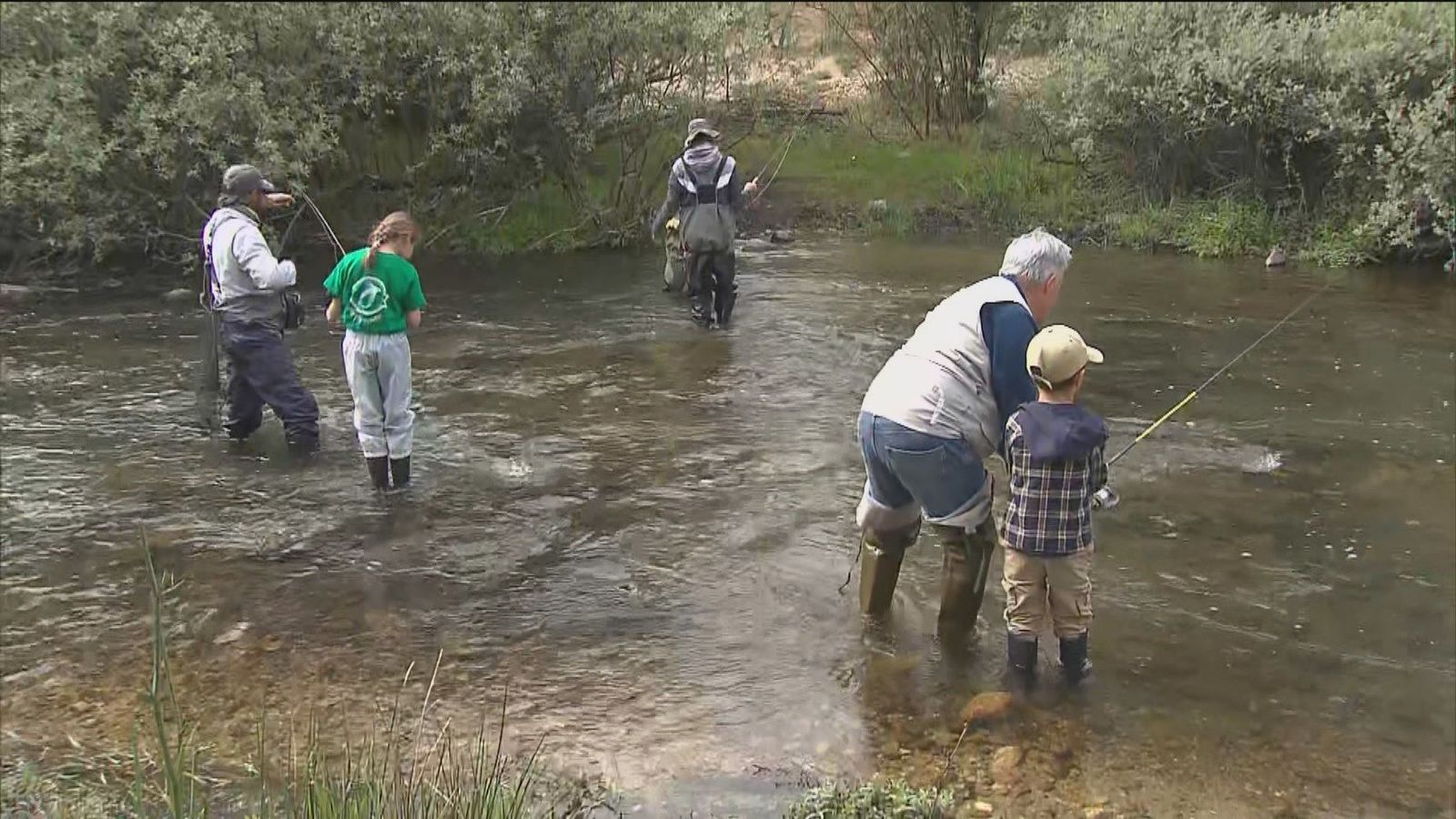 Los niños tiran la caña en el río Lozoya