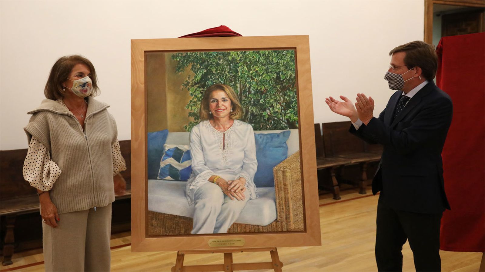 Ana Botella junto a su retrato, obra de Rafael Cidoncha