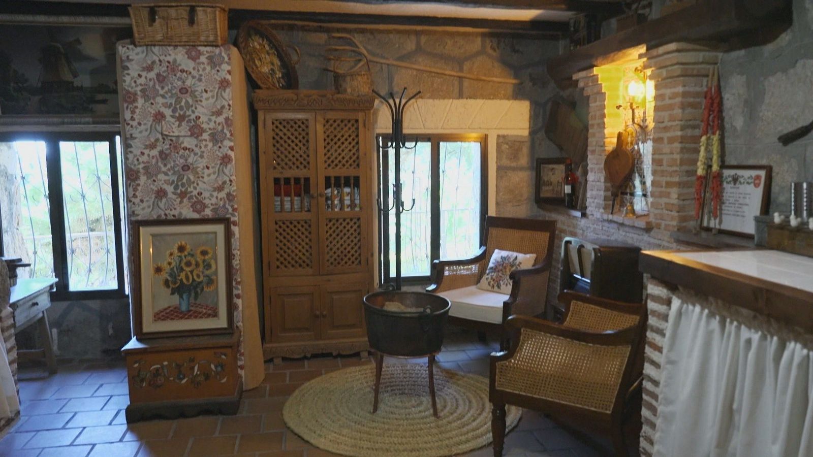 Elena nos enseña su chalet construido sobre una piedra natural de Manzanares El Real