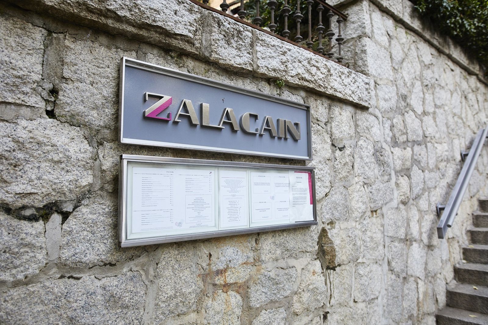 Cartel y menú expuesto en el exterior del restaurante Zalacaín de Madrid