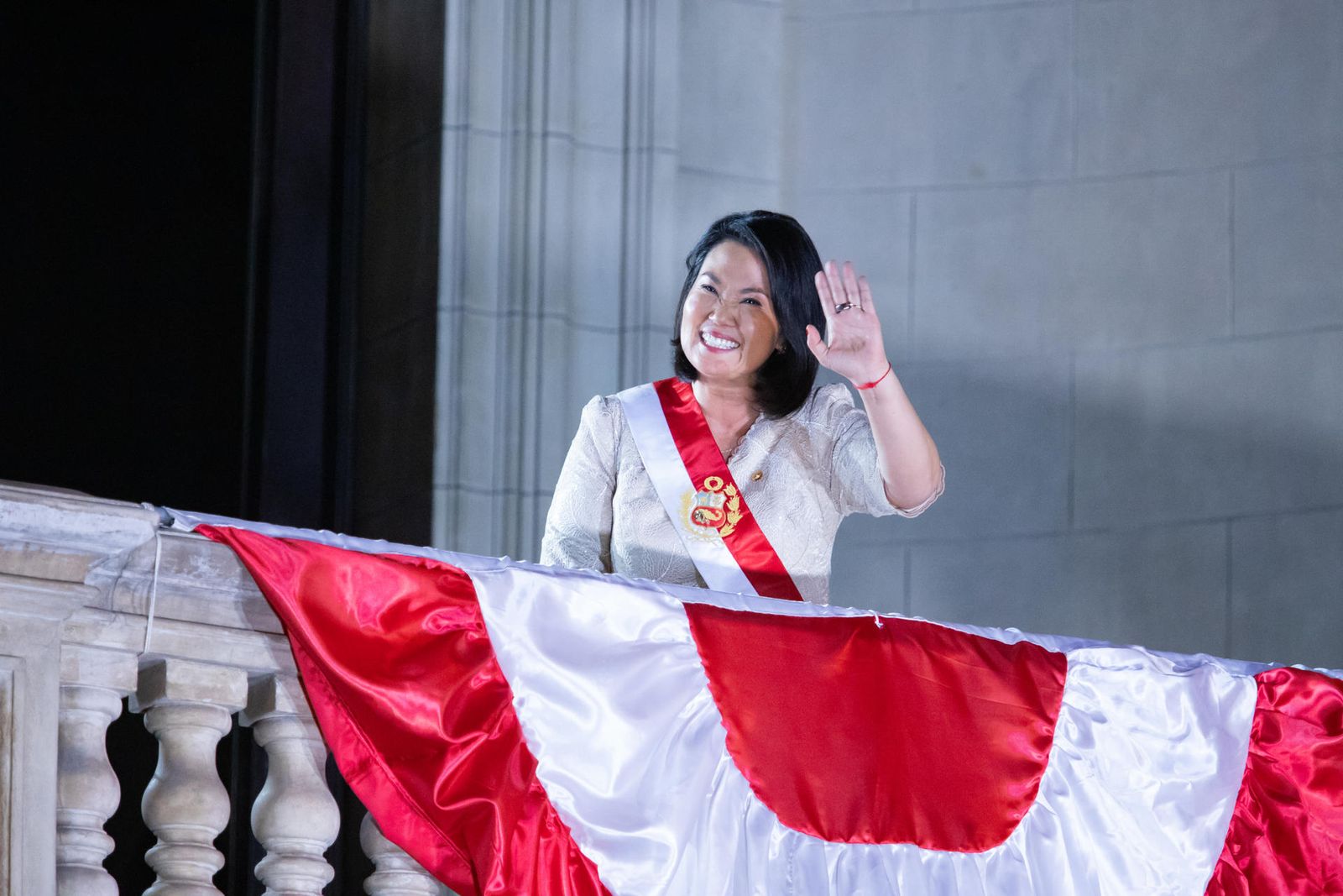 La presidenta de Perú, Keiko Fujimori, saluda desde el balcón del Palacio Presidencial de Perú, en Lima