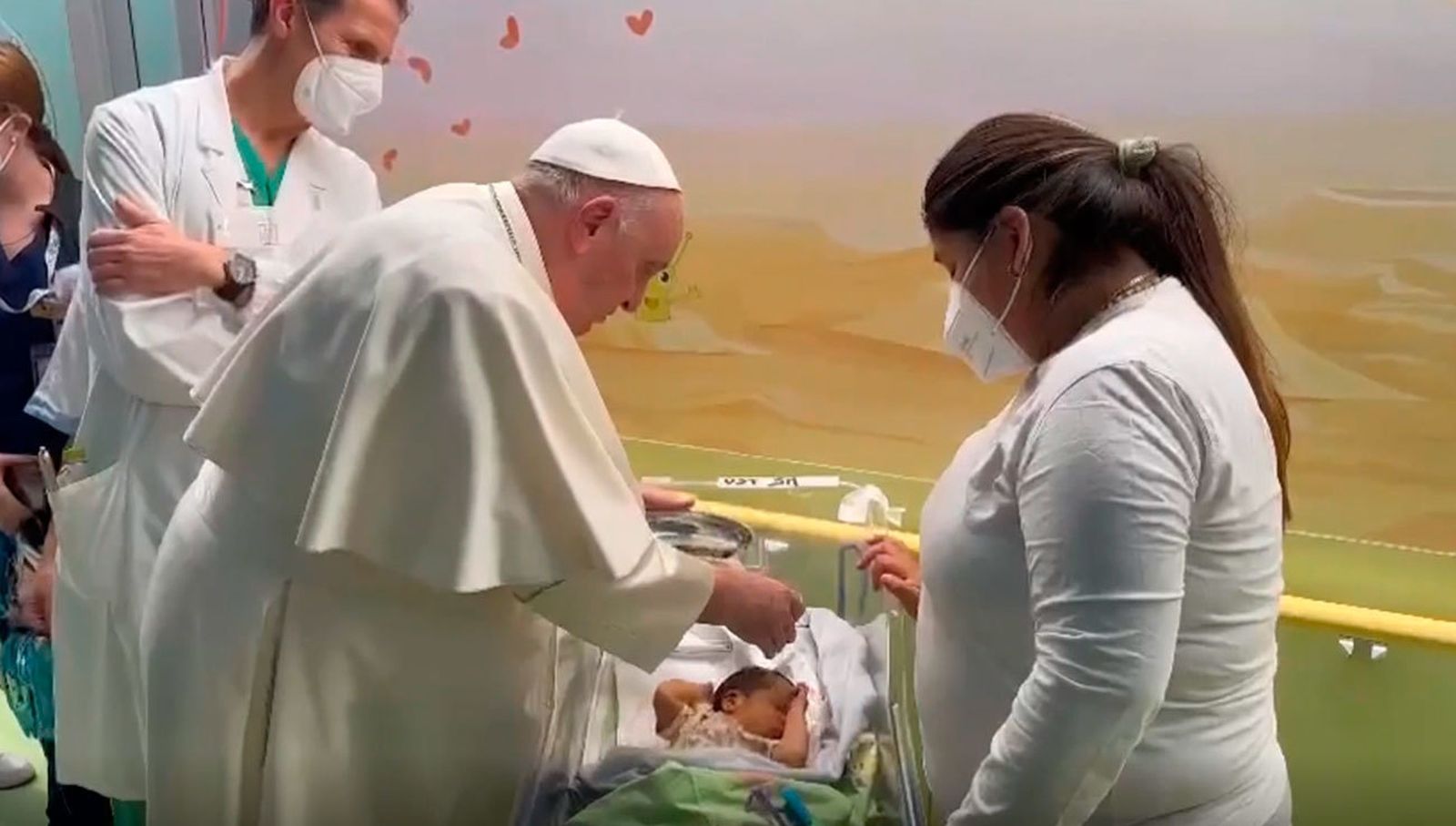El Papa bautiza a Miguel Angel durante su estancia en el Hospital Gemelli